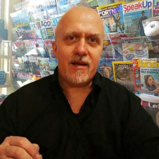 In foto il proprietario, Claudio, all'interno dell'edicola di San Rocco Castagnaretta