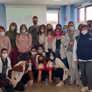 Gli studenti del CFP regalano un nuovo taglio di capelli alle donne ucraine fuggite dalla guerra