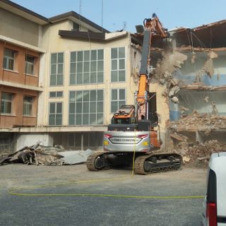 La ruspa in azione per abbattere le vecchie scuole