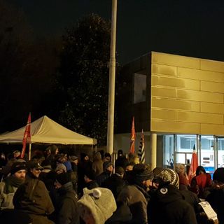 Dalle 5 del mattino davanti ai cancelli dell'Abet contro i 112 possibili licenziamenti