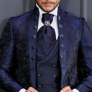 Con l'abito sposo damascato l'eleganza si fa disinvolta