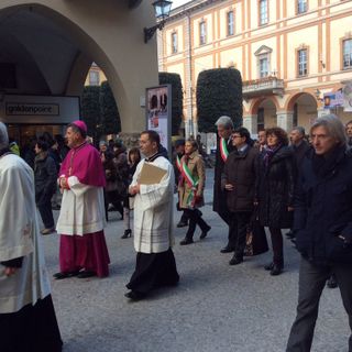 Grande accoglienza a Cuneo per il nuovo vescovo: l'abbraccio della città in via Roma