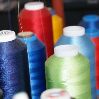 Coronavirus, il mondo delle sartorie morde il freno. E chi può, si riconverte per fare mascherine Coronavirus, il mondo delle sartorie morde il freno. E chi può, si riconverte per fare mascherine