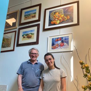 L'artista durante una mostra nel municipio di Niella Tanaro