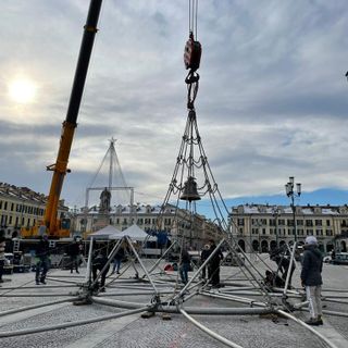 IllumiNatale: in piazza Galimberti i preparativi per il grande spettacolo "Les Maudits sonnants" IllumiNatale: in piazza Galimberti i preparativi per il grande spettacolo "Les Maudits sonnants"