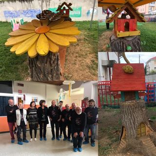 Al nido "Le Pratoline" di via Tornaforte i ceppi degli alberi abbattuti sono porte per il mondo di fate e gnomi