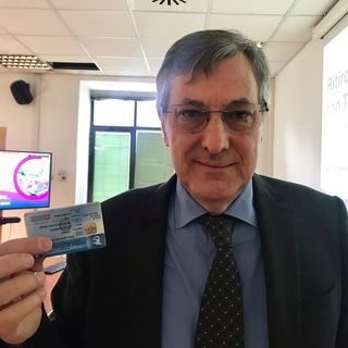 L'assessore alla Sanità del Piemonte Luigi Icardi mostra la tessera sanitaria