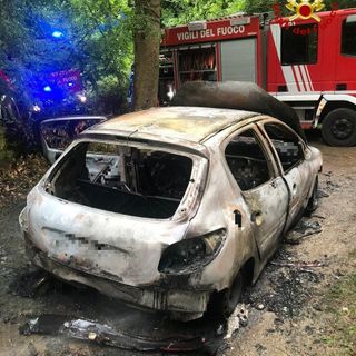 Cervere, auto distrutta dalle fiamme