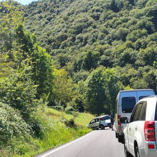 Auto fuori strada finisce in una cunetta nella strada che porta a Frabosa Soprana: code sui tornanti