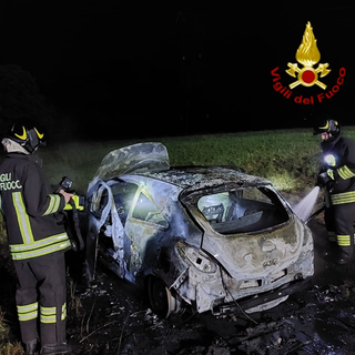Auto in fiamme nella notte a Borgo San Dalmazzo
