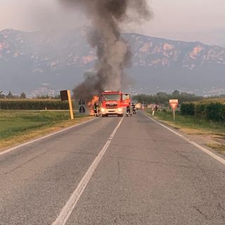In fiamme un'autovettura alimentata a GPL sulla SP 589: nessun ferito
