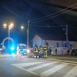 L'auto cappottata nella rotonda di Sommariva del Bosco