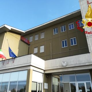 Le bandiere a mezz'asta nella caserma sede del comando provinciale