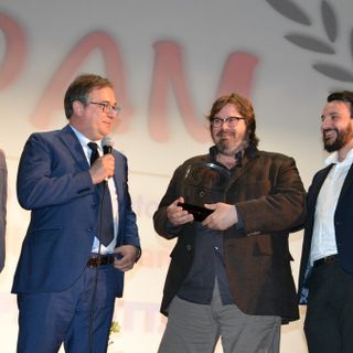 L'attore Battiston premiato sul palco del cinema Lux di Busca