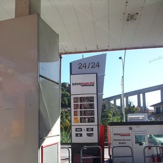 Fare benzina in Francia potrebbe essere sempre più caro: dal 2025 stop alla vendita di auto diesel