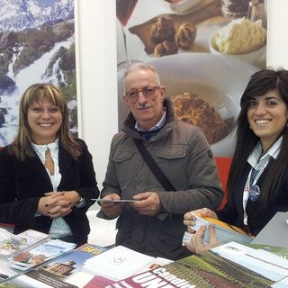 Giuseppe Manassero presso lo stand dell’Ente Turismo Alba Bra Langhe e Roero