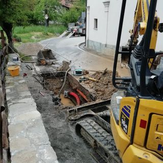 Niella Tanaro, risolta perdita d'acqua al Poggio. Nuovi asfalti verso il ponte Alpini