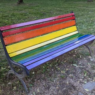 Panchina arcobaleno a Racconigi: "Ora non ci sono più scuse" Panchina arcobaleno a Racconigi: "Ora non ci sono più scuse"