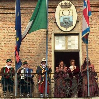 Le Maschere di Saluzzo si affacciano al balcone del municipio (foto Marco Blengino)