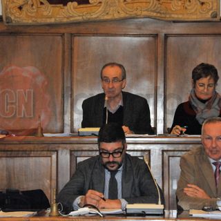 Paolo Battisti (in alto al centro) sullo scranno del presidente del Consiglio comunale