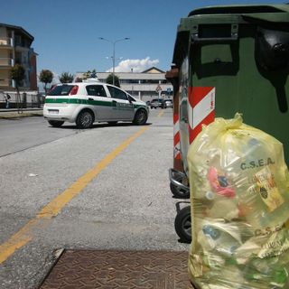 Savigliano: abbandona rifiuti fuori dal cassonetto, sanzionato dalla Polizia locale un 77enne