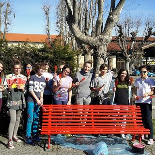 Panchine rosse a Bra contro la violenza di genere