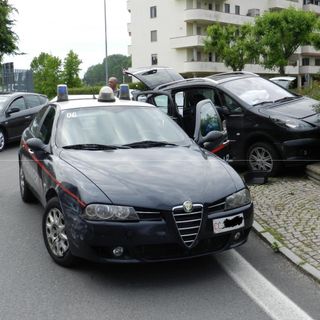 Ubriaco al volante non si ferma all'alt dei Carabinieri di Bra e danneggia due volanti: arrestato
