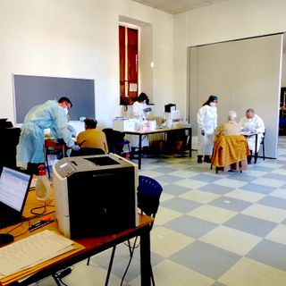 Vaccinazione degli over 70 a Barge, nel salone Geymonat della biblioteca comunale Vaccinazione degli over 70 a Barge, nel salone Geymonat della biblioteca comunale