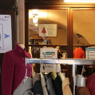 "Rivestiti" la boutique di Caritas Saluzzo in via Volta