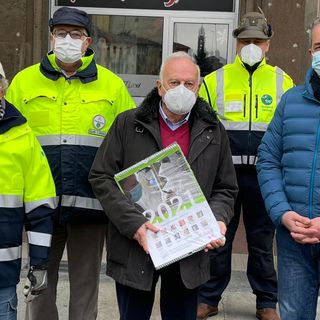 Verzuolo la consegna dei calendari di solidale da parte del presidente Officina delle idee Giovanni Damiano al sindaco di Verzuolo Carlo Panero Verzuolo la consegna dei calendari di solidale da parte del presidente Officina delle idee Giovanni Damiano al sindaco di Verzuolo Carlo Panero