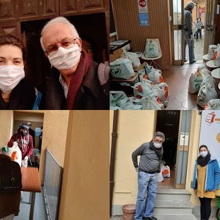 Il direttore Caritas Saluzzo don Beppe Dalmasso con i volontari dell'Emporio solidale di piazza Vineis