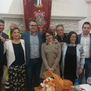 Carovigno, foto di gruppo dopo il conferimento della cittadinanza onoraria a Maria Grazia Colombari, terza da sinistra