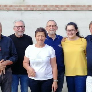 La Compagnia "J' una tantum"... " da sinistra: Bruno Franco, Ezio Tesi, Maria Rosa Franco, Giampiero Lovera, Gabriella Pereyra, Sergio Catania La Compagnia "J' una tantum"... " da sinistra: Bruno Franco, Ezio Tesi, Maria Rosa Franco, Giampiero Lovera, Gabriella Pereyra, Sergio Catania