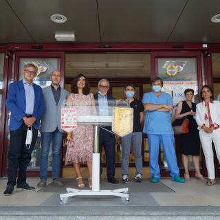 La consegna della culla Mabim da parte di Zonta club Cuneo e Lions club Cuneo.