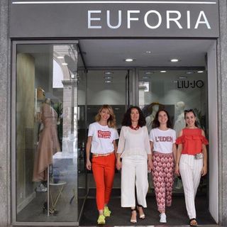 In foto: Paola Allasia Irma Pairotto Francesca Mottura, Lucia Massimino, davanti al negozio di via Silvio Pellico 21 In foto: Paola Allasia Irma Pairotto Francesca Mottura, Lucia Massimino, davanti al negozio di via Silvio Pellico 21