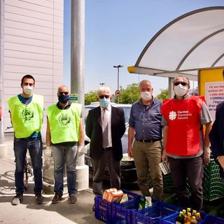 Saluzzo, foto di gruppo della Colletta alimentare straordinaria di sabato 6 giugno. Foto tratta dal profilo facebook del sindaco Mauro Calderoni