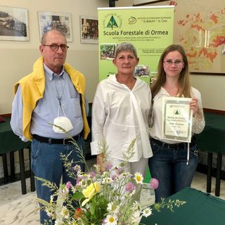La consegna a Irene Iacovino della borsa di studio dedicata alla compianta docente Cinzia Benedetto