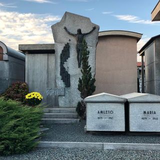 La tomba di Amleto Bertoni nel cimitero di Saluzzo