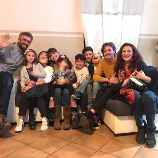 La cantante Alessandra Amoroso a Saluzzo  con i figli di Lorenzo ( a sinistra) e Francesca Abbà