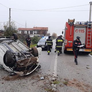 Macchina ribaltata in via Celdit a Cuneo, ferito un ragazzo di 20 anni
