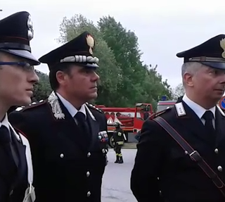 I due carabinieri con, al centro, il comandante Rocco Italiano I due carabinieri con, al centro, il comandante Rocco Italiano