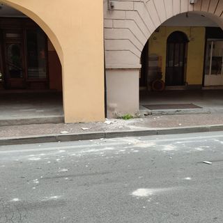 Cadono calcinacci dal cornicione di una palazzina a Demonte