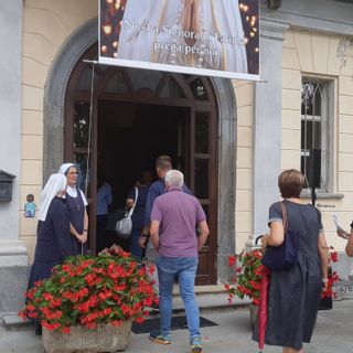 Un clima di raccoglimento gioioso e di preghiera, come voleva lei, alla camera ardente di Madre Elvira a Saluzzo