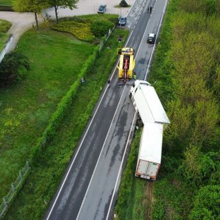 Il camion finito fuori strada a Nucetto
