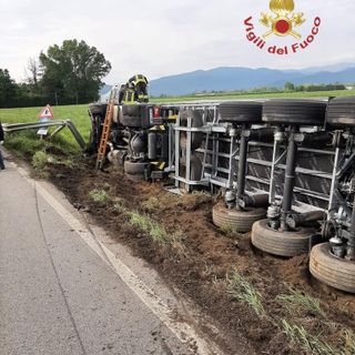 Camion esce fuori strada sulla Saluzzo-Pinerolo, illeso il conducente