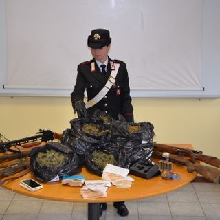 Il "cerca metalli" del 32° genio guastatori di Fossano scoprono armi e droga