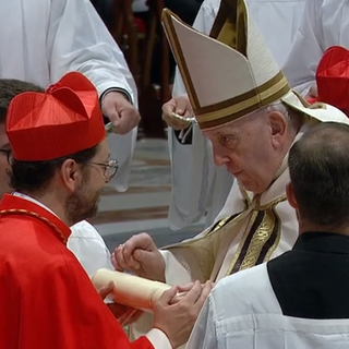 Monsignor Marengo e il Santo Padre in un momento della diretta del Concistoro trasmessa da VaticanNews