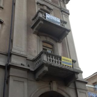 Troppi cartelli Vendesi/Affittasi senza indicazione dell'Agenzia Immobiliare a Cuneo: saranno tutti privati o cosa c'è sotto?