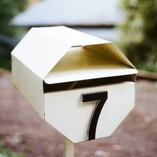 Avrebbe spedito per posta una piccola quantità di hashish al figlio detenuto: donna a processo Avrebbe spedito per posta una piccola quantità di hashish al figlio detenuto: donna a processo