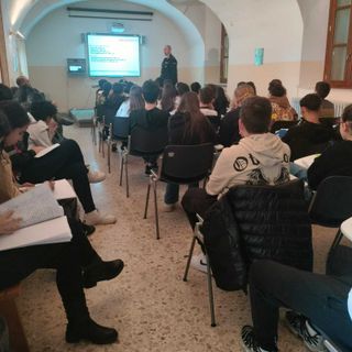 Gli alunni del Cebano a scuola con i Carabinieri per parlare di bullismo, vandalismo e legalità